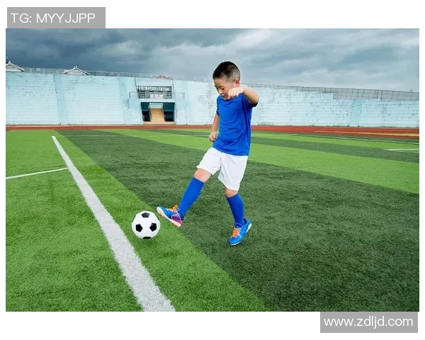 足球巨星与小男孩亲密互动瞬间展现温暖人性之美